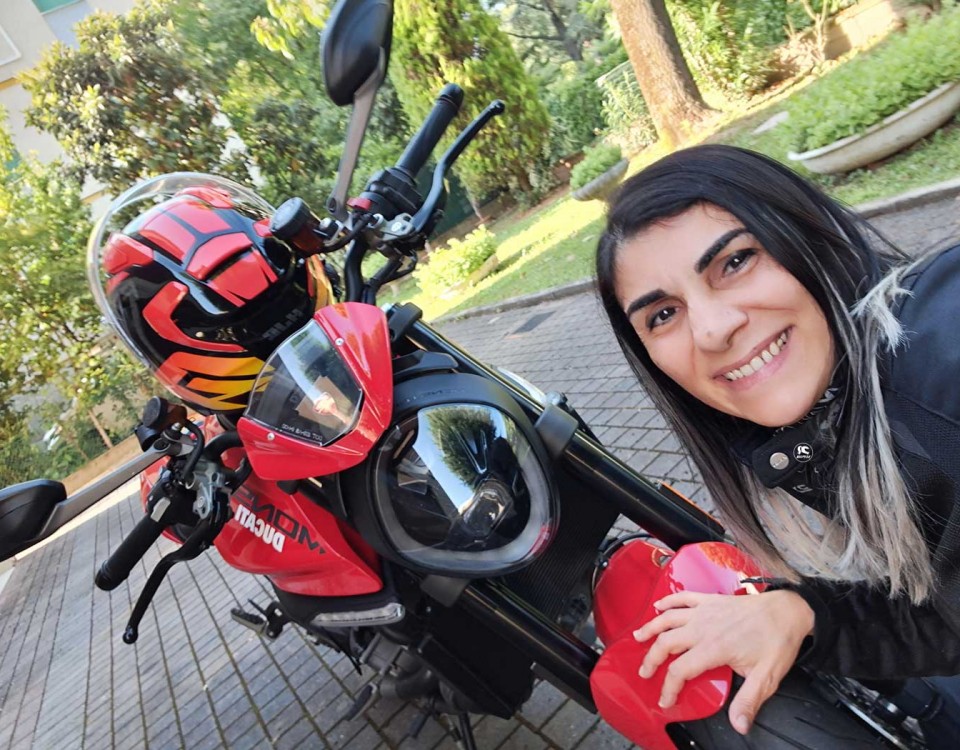 monica_ragazze_in-moto