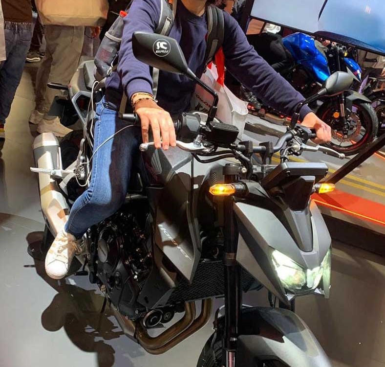 Angela_ragazze_in_moto