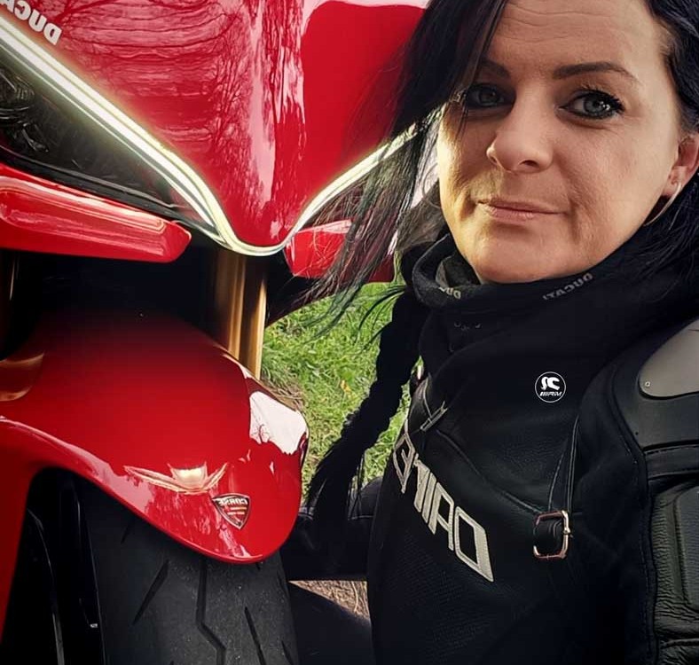 viola_ragazze_in_moto