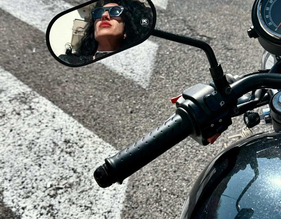 sinka_ragazze_in-moto